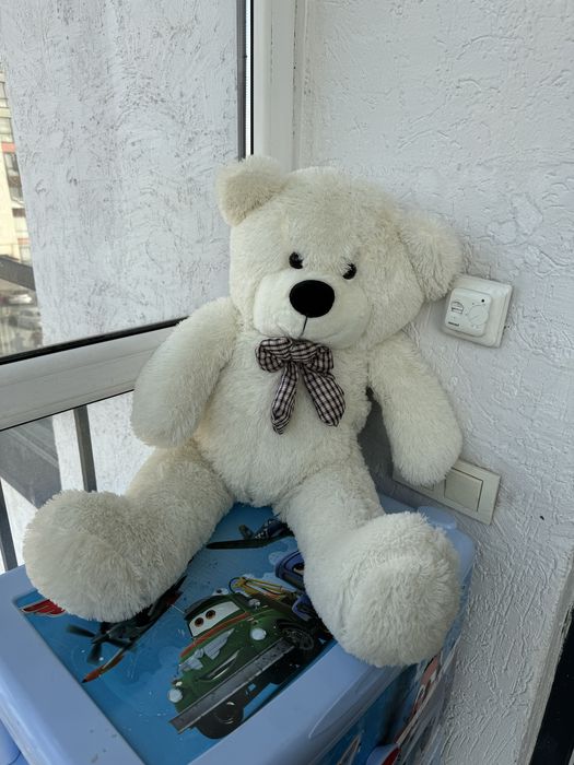 Большая белая плюшевая мишка