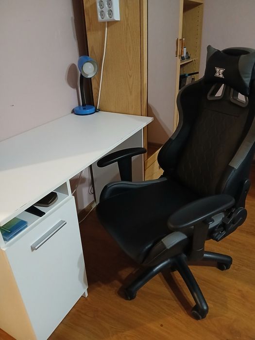 De vânzare masă de birou și scaun. Preț 500 lei.