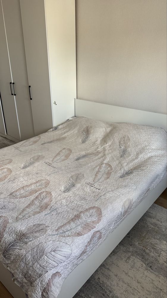 Продам спальную кровать и 2 тумбы 160*200
