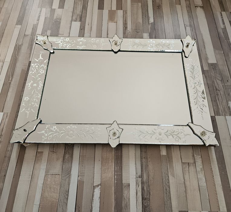 Oglina deosebita din anii '80