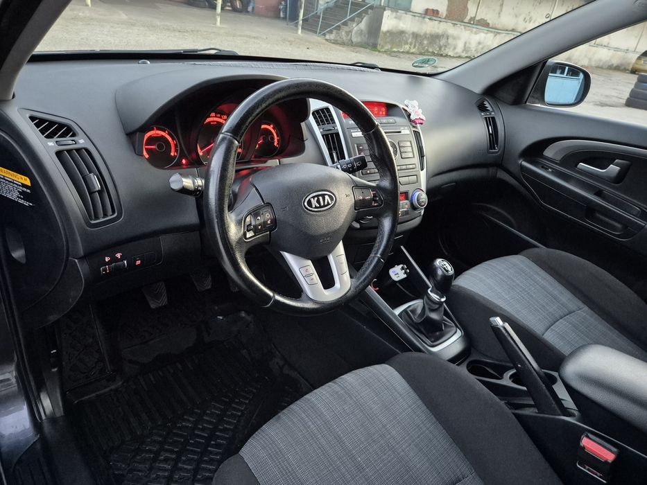 Kia Ceed  2010 1.6 crdi Schimb cu auto cu Cutie automată