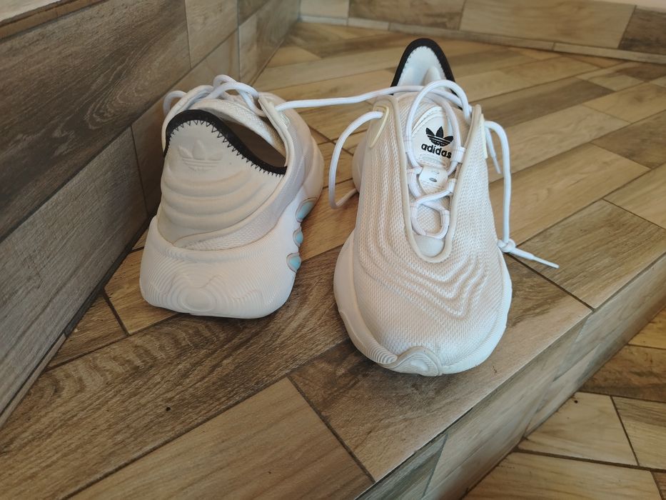 Adidași adidas albi și adidasii Tommy bleomarin