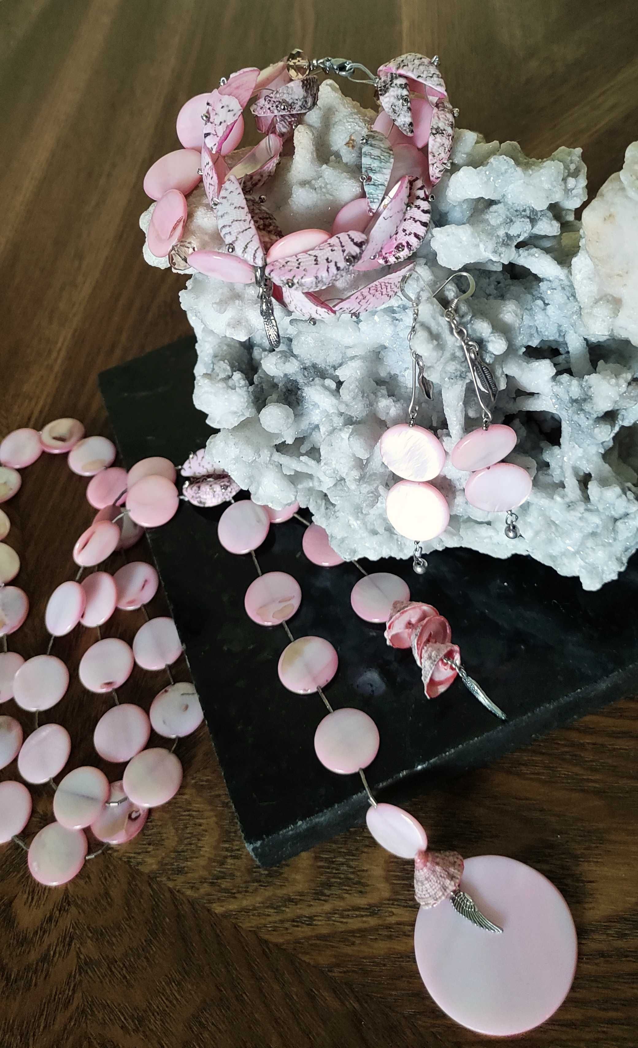 Колие, обеци и гривна от розов седеф и раковини