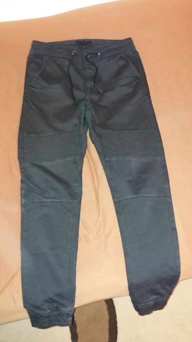 Vând blugi băieți