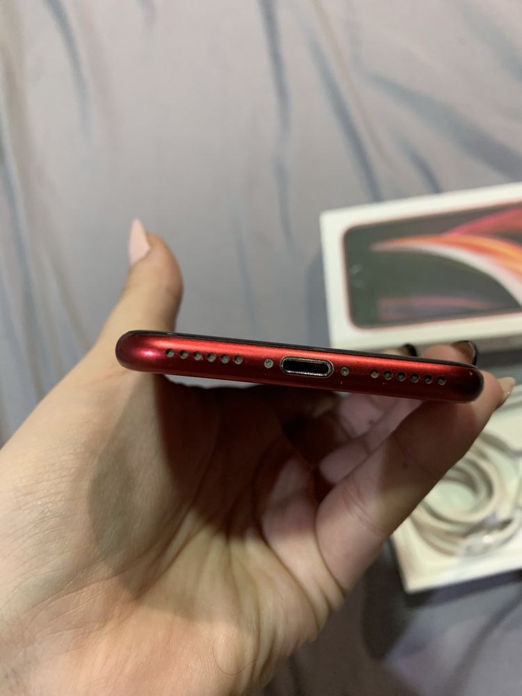 IPhone SE 2020 - червен 64 GB в отлично състояние