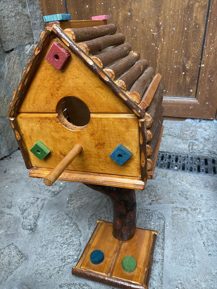 Ръчно изработена дървена къщичка за птици