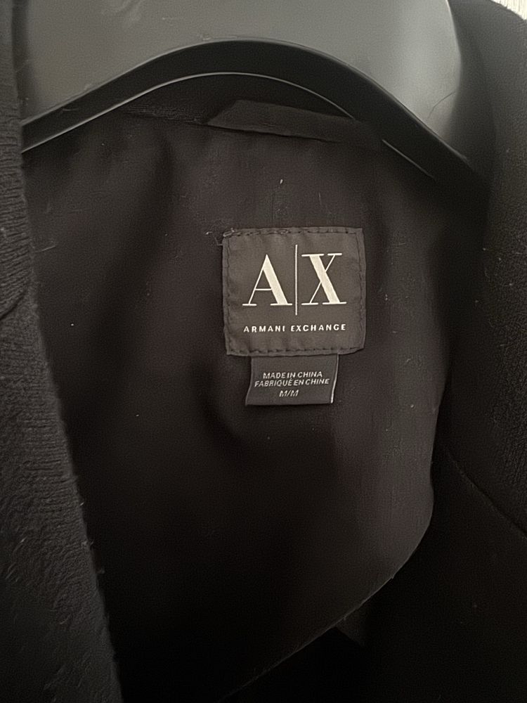 Разпродажба на сака Armani и модел на зара с панталонки