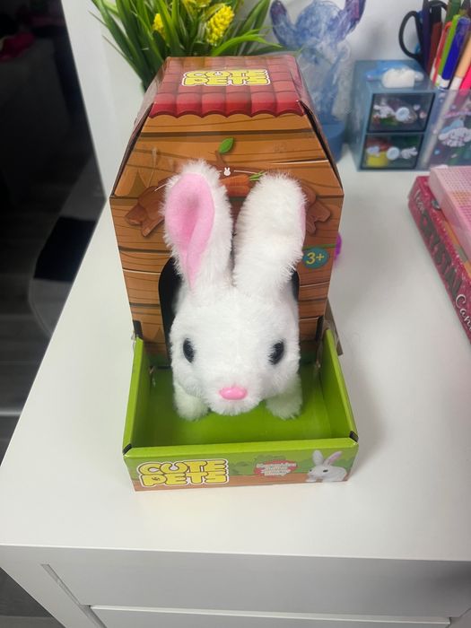 Iepuraș de pluș cu căsuța