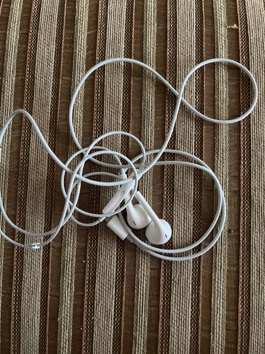 Продам наушники earpods lightning