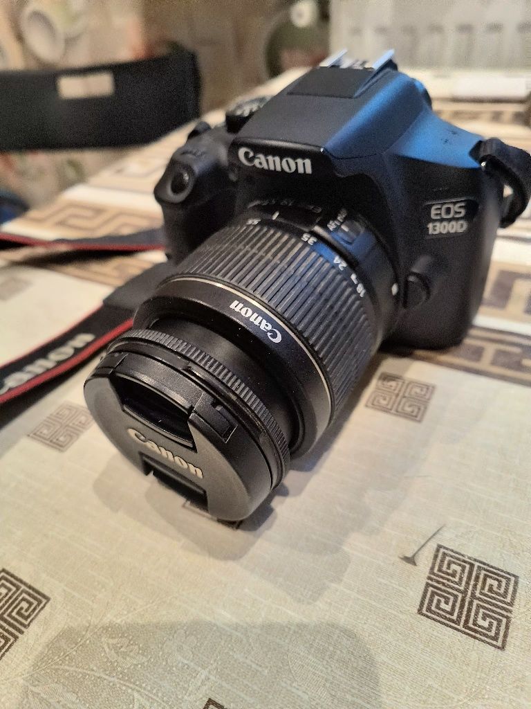 Canon 1300D cu baterie si incarcator