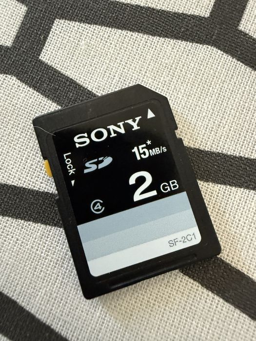 Sony Cyber-shot DSC-S5000 – 14.1 MP, 5x Zoom Optic, cu card SD inclus