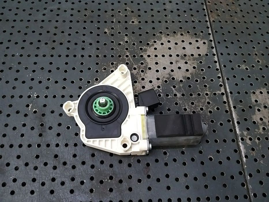 Motoras macara dreapta fata mercedes cla x117 a61041112