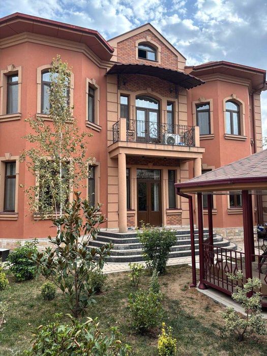 Сдается участок на Метро Буюк Ипак Йоли 2 дома в одном участке 6 сотки