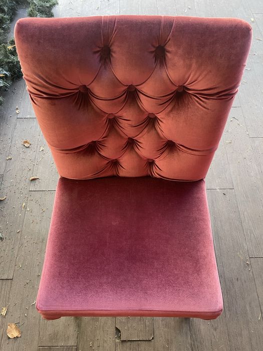 Столове дърво и плюш