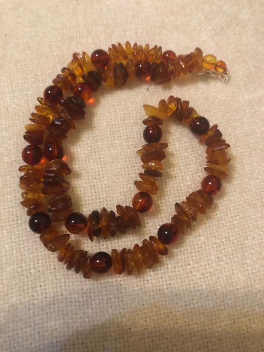 Colier de chihlimbar chipsuri