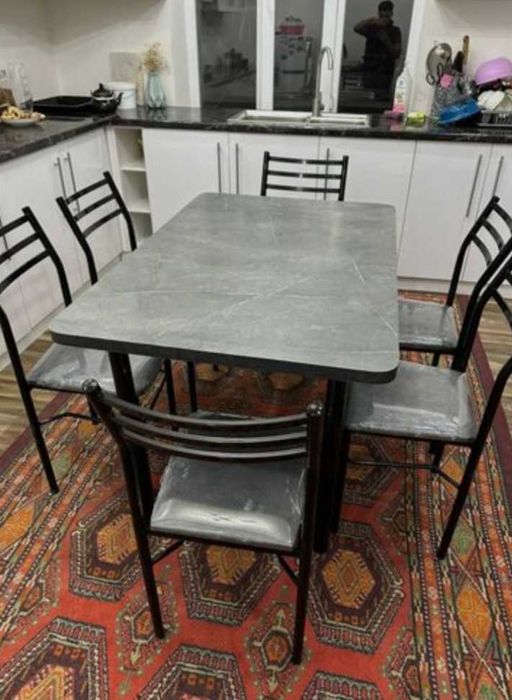Отдам стол и стулья