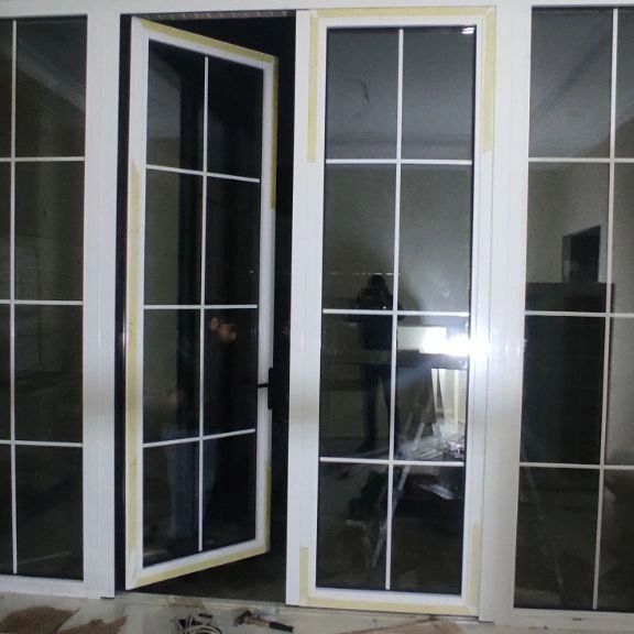 Akfa eshik va romlarini zakazga yasab urnatib beramiz.