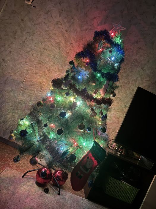 Продам новогоднюю елку с игрушками и гирляндами
