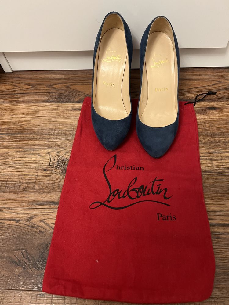 Vand pantofi Christian Louboutin