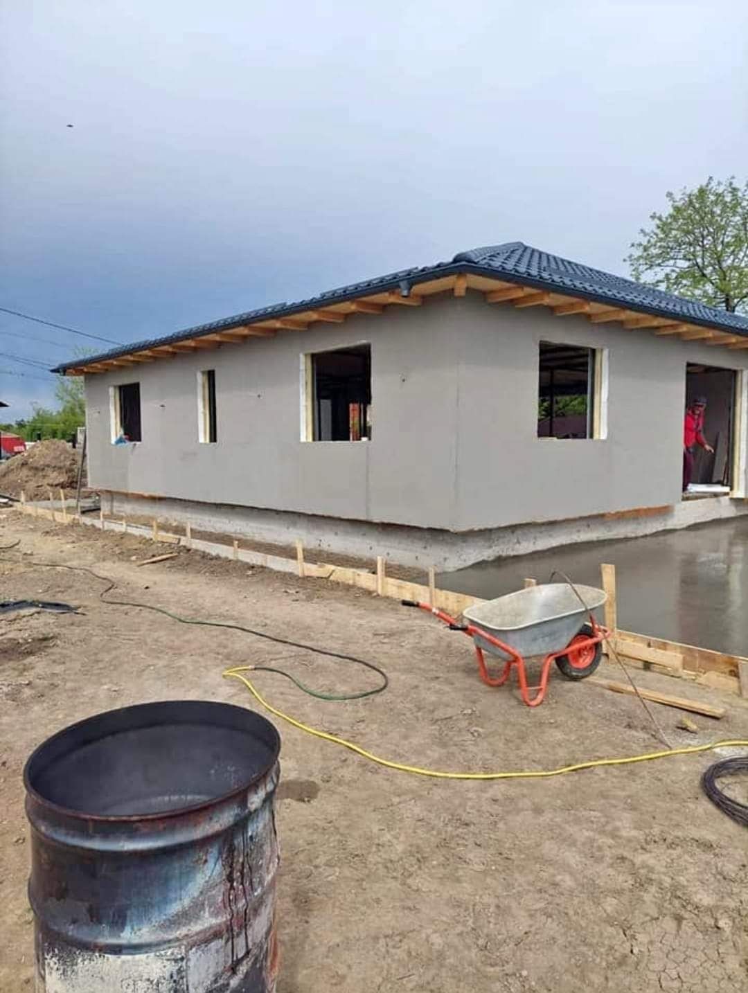 Casa modulara pe structură metalică rezistentă și invelita cu panou sa