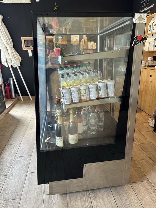 Vitrina frigorifica bauturi/cofetarie/patiserie/sanwich bar cafenea