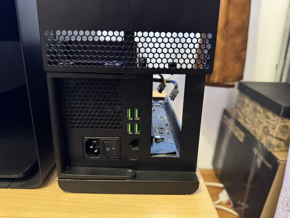 Razer Core X Chroma – eGPU, 700W, Thunderbolt, RGB,USB + LAN, Noctua