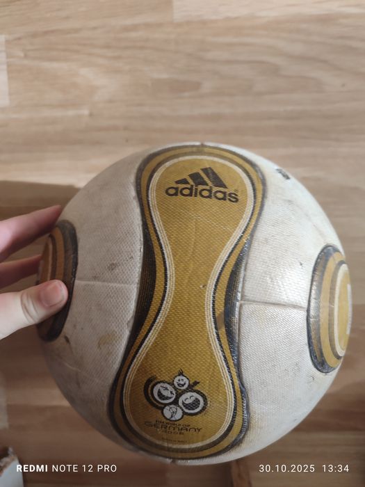 Мяч Adidas Teamgeist(не оригинал). В плохом состоянии,но играть можно.