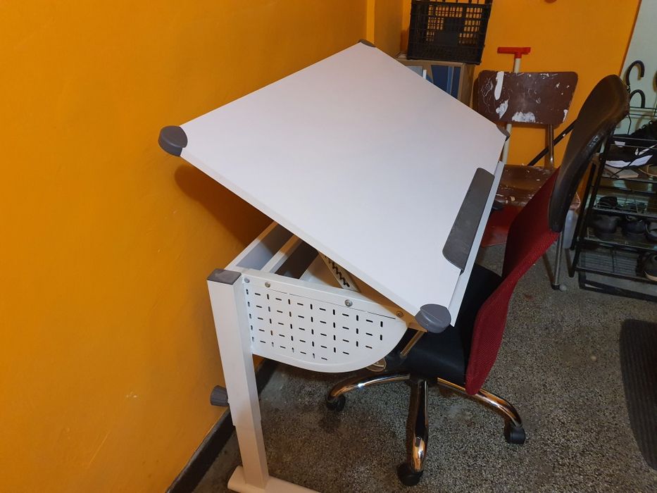 Метално бюро с дървен плот купено от Лидъл за 250лв. + Стол.