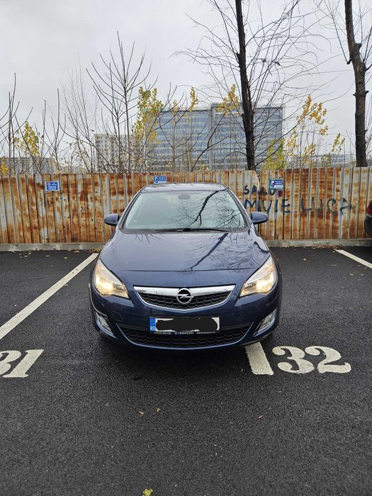 Opel Astra J 1.6 benzina an 2011