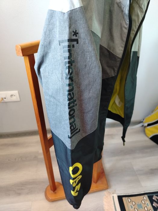 Продам куртка ветровка непромокаемая