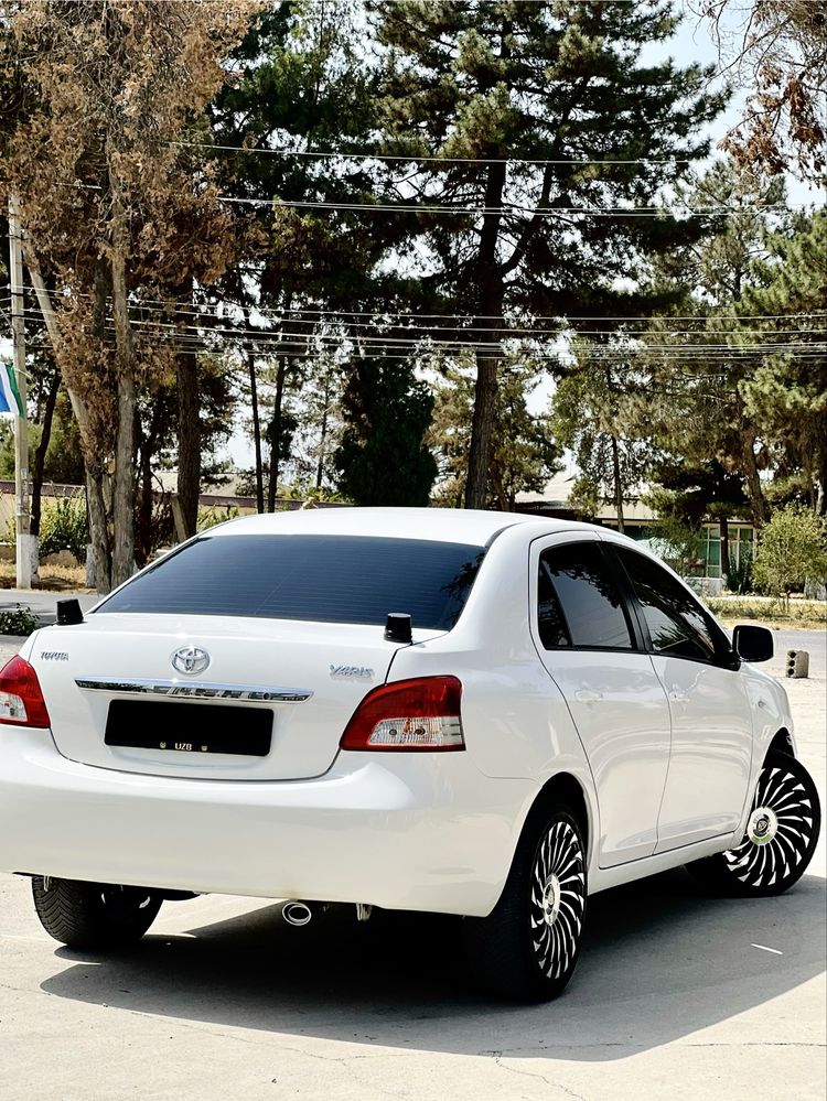Toyota Yaris srochna sotiladi aftamat xolati zor