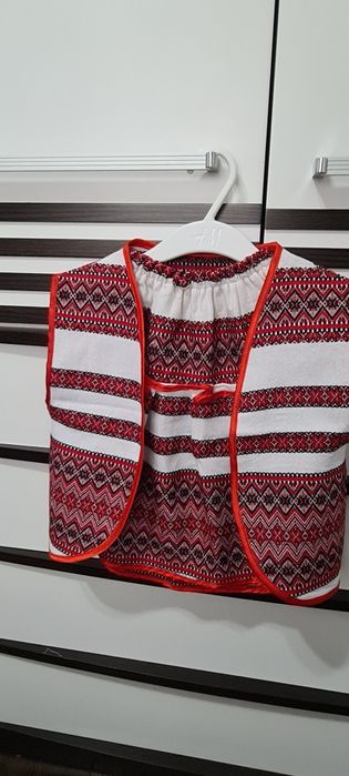 Vând set fustă-vestă fetițe.