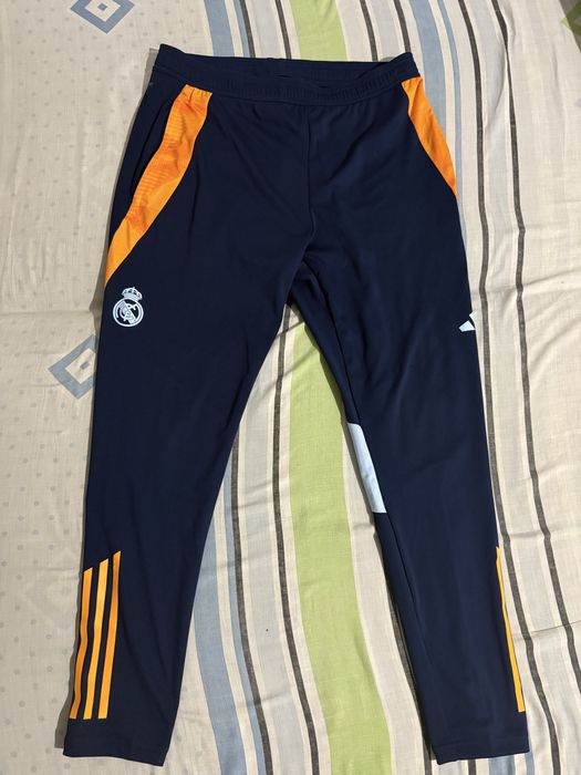 Pantaloni marca Adidas cu Real Madrid.