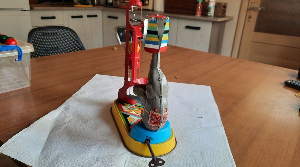 Elefant jongleur jucarie veche romaneasca Metaloglobus tabla colectie