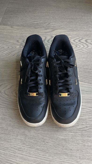 Nike Air Force negri cu detalii aurii