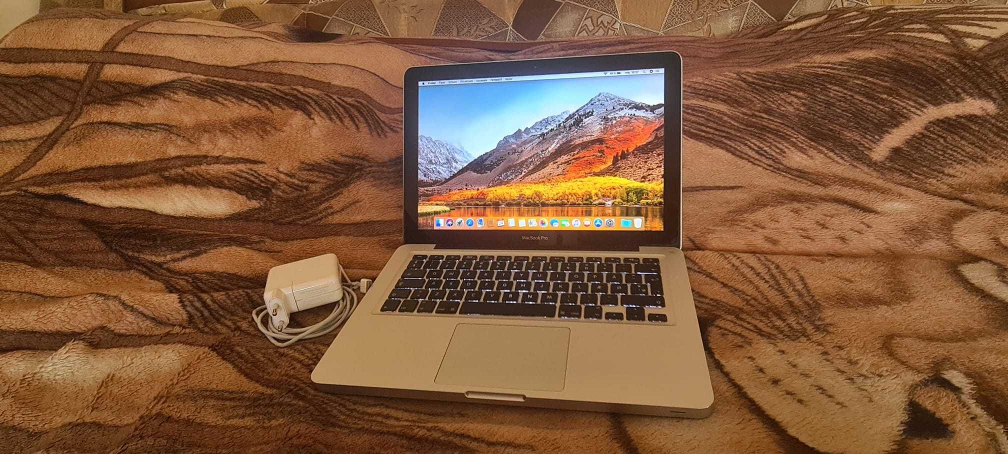 Laptop Apple cu procesor I5,8 Gb RAM,SSD de 250 Gb si incarcator