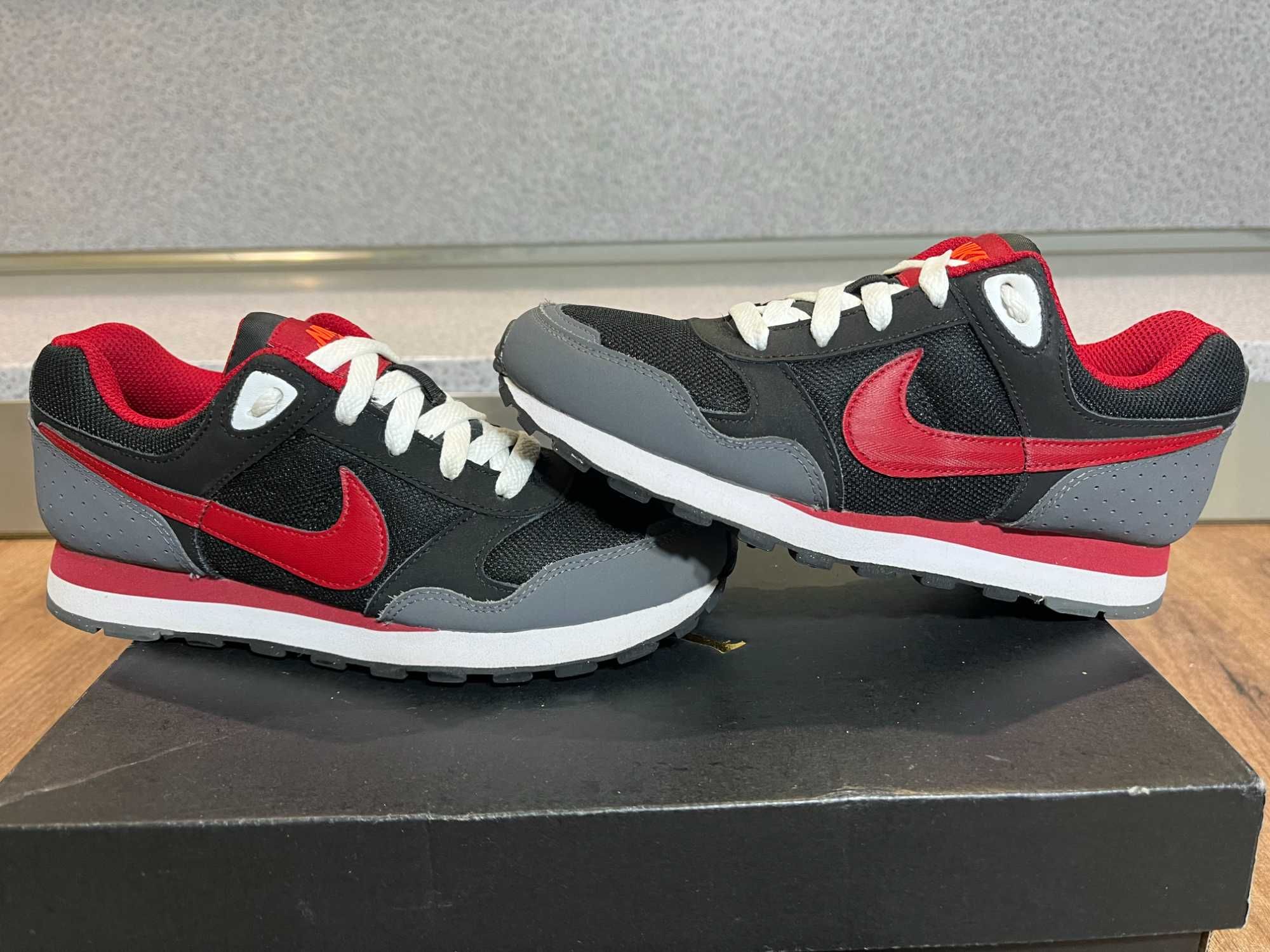 ОРИГИНАЛНИ *** Nike MD Runner / Black Grey Red