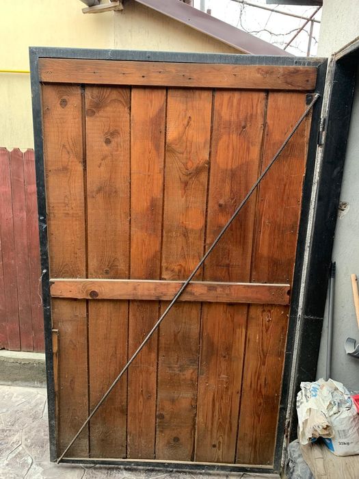 Porti metalice placate cu lemn captusite cu tabla zincata