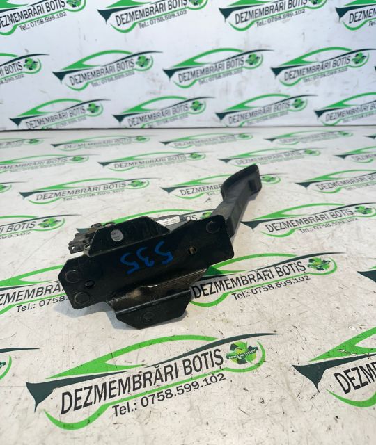 Pedala acceleratie 8200 386 506 Dacia Logan prima generatie (facelift