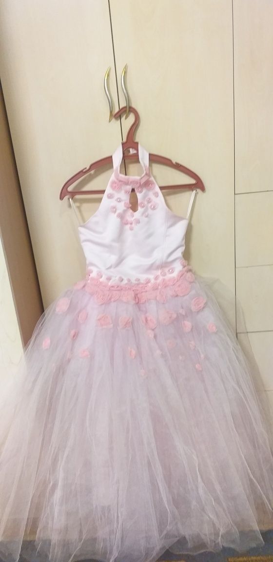 Продам платье на девочку 7- 10 лет
