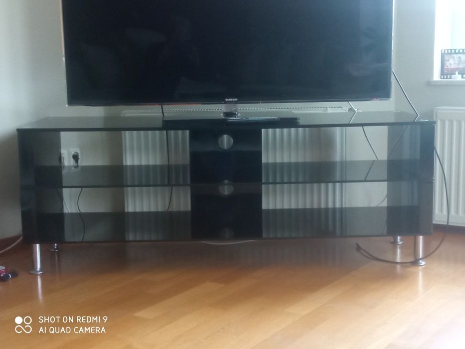 Comodă de sticla și televizor
