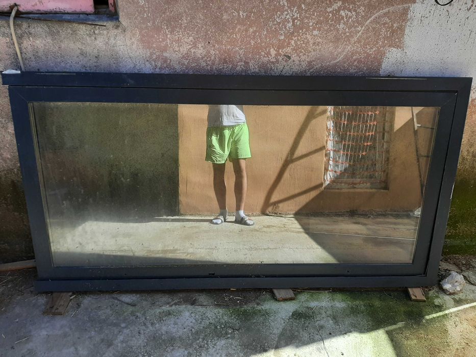 Vand usa sticla cu rama metalica