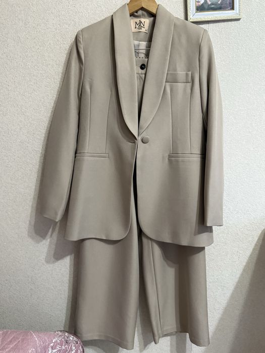 Продам новый брючный костюм