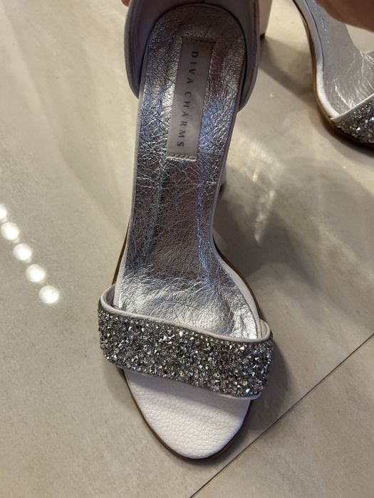 Sandale albe cu pietricele