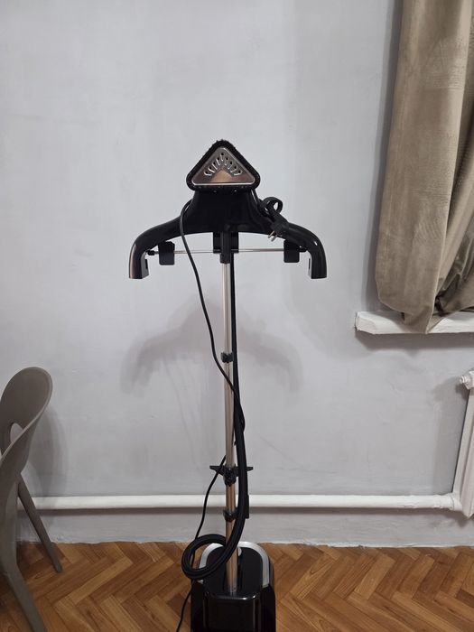 Новый отпариватель ,утюг с вещалкой , почти новый ,хорошо отпаривает .