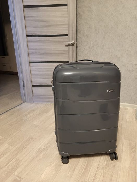 Продам новый чемодан