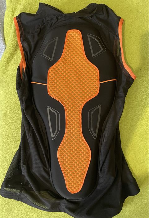 Мото жилетка с протектор на гърба