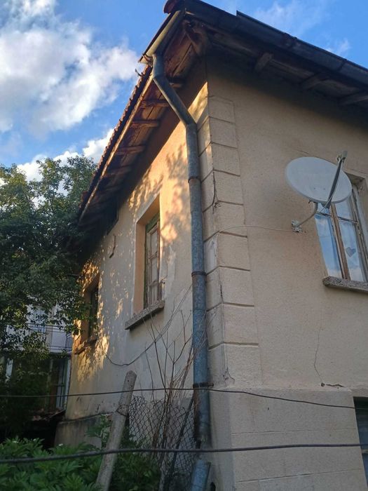 Продавам къща с двор в с. Райово, община Самоков