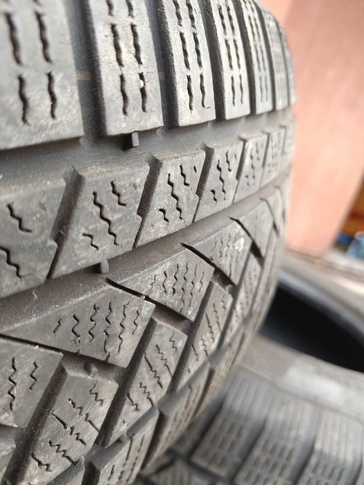 Зимни гуми 17 ' цола 235 / 65 R17 CONTINENTAL 4 БРОЯ