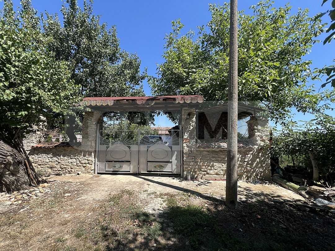 Едноетажна къща с голям двор в село Видно